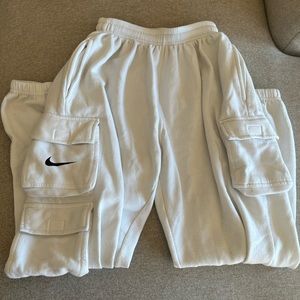 *flawed* White nike cargo sweatpants with pockets, hemmed ankles and waistband